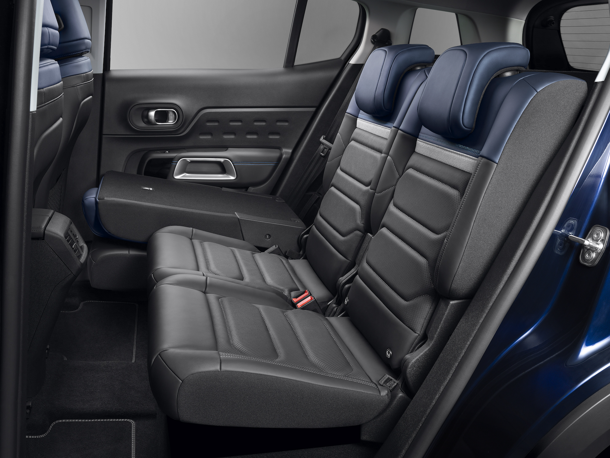 TRES ASIENTOS TRASEROS INDIVIDUALES